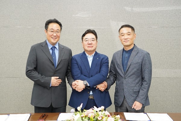 (왼쪽부터)남기연 큐리언트 대표이사, 조용준 동구바이오제약 대표이사, 마영민 키스톤 대표이사가 투자계약 체결 후 기념사진을 찍고 있다. 사진/동구바이오제약
