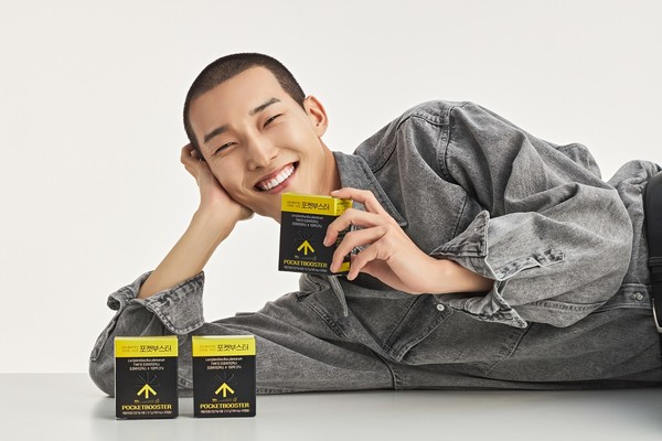 프로바이오틱스 제품 포켓부스터와 모델 우상혁 선수. 사진/유한양행