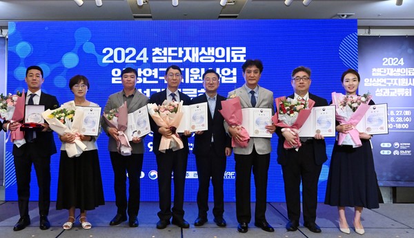 유틸렉스 CGT사업부를 총괄하는 최윤 전무(오른쪽에서 3번째)가 웨스틴 조선 서울 호텔에서 열린 첨단재생의료 임상연구 성과연구회에서 보건복지부장관 표창을 수상하고 기념촬영을 하고 있다. 사진/유틸렉스