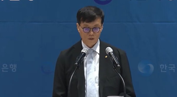 3일 오후 서울 중구 더 플라자 호텔에서 열린 '2024년 세계경제와 금융안정 콘퍼런스'에서 참석자들이 기념 촬영을하고 있다.