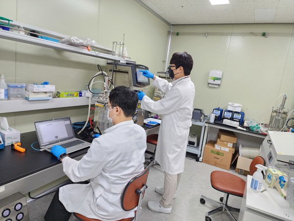 한국비엔씨 연구원들이 R&D 연구를 진행하는 모습. 사진/한국비엔씨