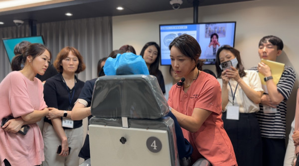 11일 서울 강남구 신사동에 위치한 디캐럿의원에서 진행된 ‘더채움 세이프-테크 세션’에서 정재은 원장이 현장 시연을 진행하고 있다. 사진/휴젤