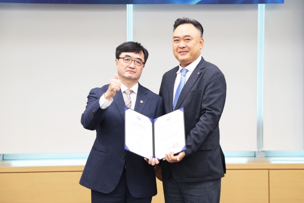 손동철 휴온스푸디언스 대표(오른쪽)와 임기근 조달청장이 해외조달시장 진출유망기업 수여식에 참석해 기념사진을 찍고 있다. 사진/휴온스푸디언스