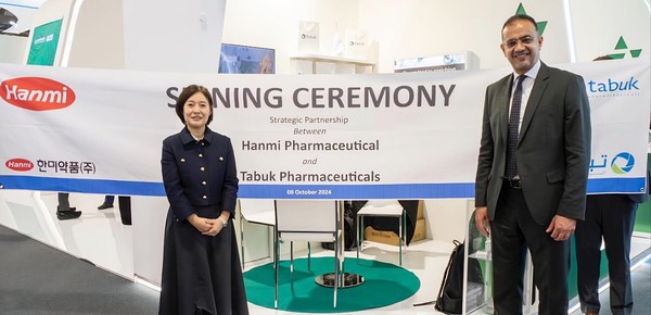 한미약품그룹 임주현 부회장과 타북(Tabuk Pharmaceuticals) CEO 이스마일 쉐하다(Ismail Shehada)가 이탈리아 밀라노에서 열린 세계 제약·바이오 박람회(CPHI 2024)에서 공식 사이닝 세레머니를 진행한 뒤 기념 사진을 촬영하고 있다. 사진/한미약품