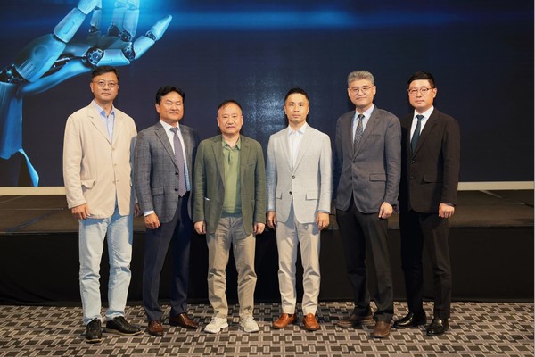 (왼쪽부터)임홍석 JBP KOREA 대표이사, 김재왕 녹십자웰빙 IP 본부장, 조태환정형외과 조태환 원장, GC녹십자아이메드 강북의원 최범희 원장, 더맑은클리닉 박춘묵 원장, 한정엽 녹십자웰빙 MKT Unit장. 사진/GC녹십자웰빙