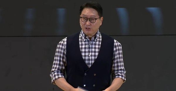 최태원 SK그룹 회장이 4일 열린 SK AI 서밋 2024에서 '협력으로 만들어가는 AI 생태계'를 주제로 기조연설하고 있다.