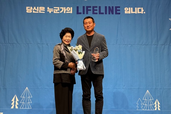 26일 서울시 서대문구 연세대학교 동문회관 그랜드볼룸에서 개최된 '제 44회 생명의전화를 돕는 후원의 밤'에서 정성원 박카스사업부 사업부장(오른쪽)과 임혜숙 생명의전화 이사장이 기념사진을 촬영하고 있다. 사진/동아제약