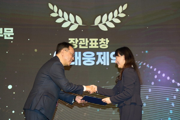 박은경 대웅제약 C&D전략팀장이 우수 혁신형 제약기업 보건복지부 장관 표창을 받고 있다. 사진/대웅제약