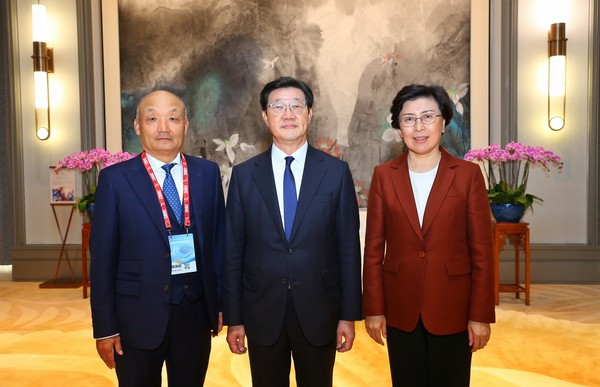 (왼쪽부터)PhIRDA 송 뤼린(SONG Ruilin) 회장, 한국제약바이오협회 노연홍 회장, 장 슈양 (ZHANG Shuyang) PhIRDA 이사장·Peking Union Meidcal College Hospital 회장이 MOU 체결 후 기념사진을 촬영하고 있다.