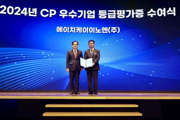 HK이노엔 전략지원실 김기호 전무(오른쪽)와 공정거래위원회 한기정 위원장. 사진/HK이노엔