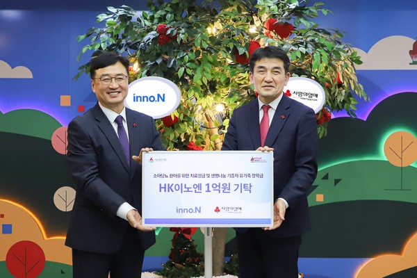 HK이노엔 전략지원실 김기호 전무(왼쪽)와 사랑의열매 황인식 사무총장. 사진/HK이노엔