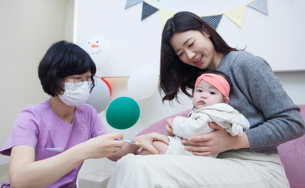 서울 동대문구 한 병원에서 생후 8개월 영아가 RSV 항체주사(베이포투스)를 접종받고 있다. 사진/SK바이오사이언스