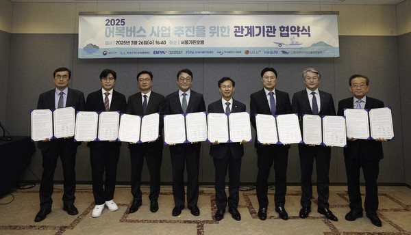 HK이노엔 전략지원실 김기호 전무(왼쪽 3번째), 해양수산부 송명달 차관(왼쪽 5번째). 사진/HK이노엔