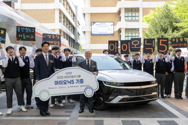이혁노 현대차그룹 상무(왼쪽)와 설세훈 서울시교육청 부교육감이 기념 촬영을 하는 모습. 사진/현대자동차그룹