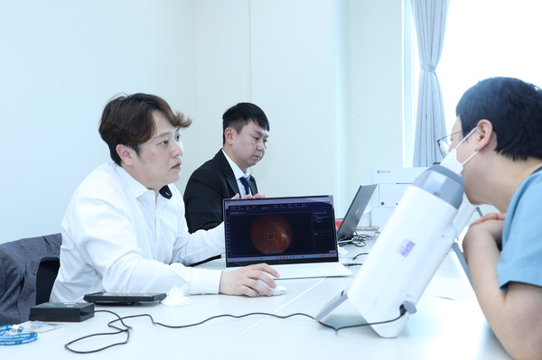 대웅제약 관계자가 AI 실명질환 진단 보조 솔루션 위스키(WISKY)를 활용한 검사에 대해 설명하고 있다. 사진/대웅제약