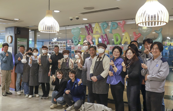 노틀담베이커리 오픈 2주년 축하 이벤트 기념 사진 촬영을 하고 있는 GM 한국사업장 임직원과 노틀담베이커리 직원 및 관계자. 사진/GM한국사업장