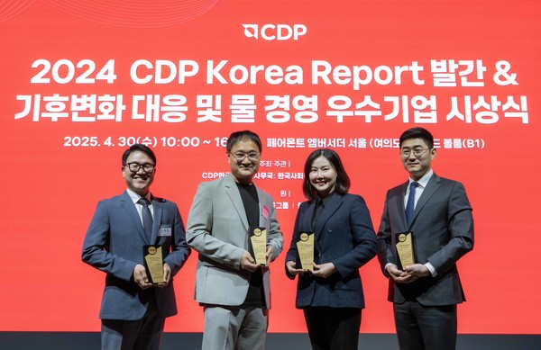 (왼쪽부터)현대차 안전기획실 정재목 실장과 경영전략3실장 황동철 상무, 기아 탄소중립전략팀 조형주 팀장과 안전환경센터 정현우 책임매니저가 ‘2024 CDP 코리아 어워드’에서 기념사진을 촬영하는 모습. 사진/현대자동차그룹