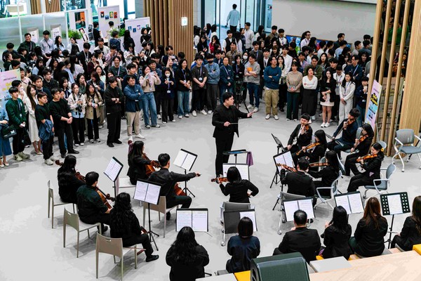 삼성바이오로직스 2025 동호회 페스티벌에서 사내 오케스트라 동호회가 공연을 선보이고 있다. 사진/삼성바이오로직스