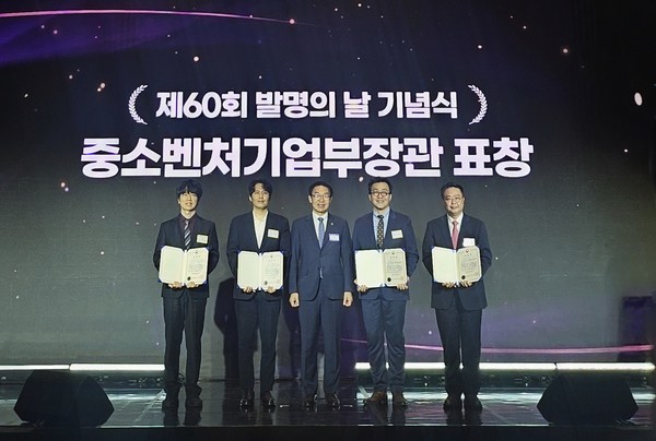 젬백스앤카엘 이석준 대표이사(오른쪽 첫 번째)가 제 60회 발명의 날 기념식에서 중소벤처기업부장관 표창을 수상했다. 사진/젬백스앤카엘