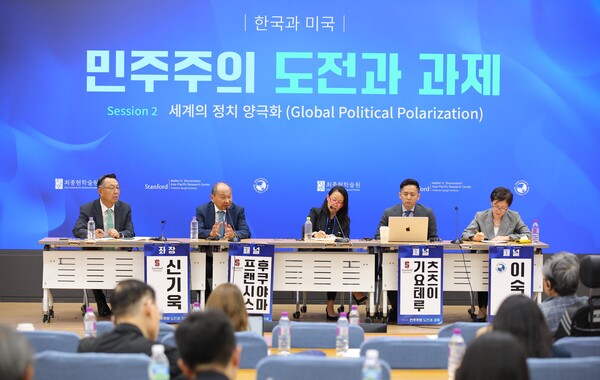 [사진 3] 19일 국회의원회관에서 열린 최종현학술원, 스탠퍼드대 아시아태평양연구소, 인도태평양민주주의포럼이 공동 주최한 ‘민주주의미래포럼’에서 세션2 패널들이 토론하고 있다. 왼쪽부터 신기욱 스탠퍼드대 교수,