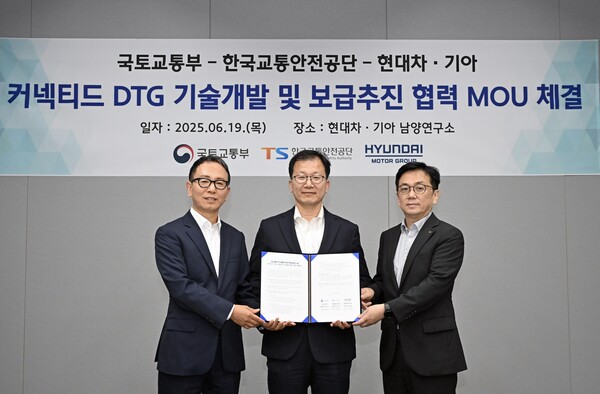 (왼쪽부터)현대차·기아 상용LCM담당 박상현 부사장, 국토교통부 정채교 종합교통정책관, 한국교통안전공단 한정헌 모빌리티정책실장. 사진/현대자동차그룹