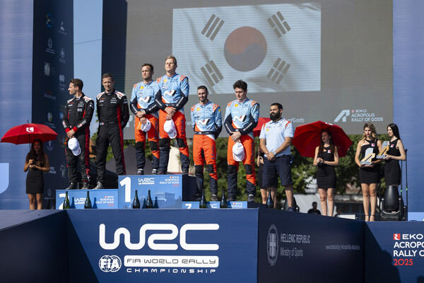 2025 WRC 그리스 랠리에서 포디움에 오른 선수들의 모습. (왼쪽부터)2위에 오른 도요타팀 소속 코드라이버 빈센트 랑데(Vincent LANDAIS)와 드라이버 세바스티앙 오지에(Sébastien Ogier), 우승을 차지한 현대 월드랠리팀 코드라이버 마틴 야르베오야(Martin Järveoja)와 드라이버 오트 타낙(Ott Tänak), 3위에 오른 현대 월드랠리팀 코드라이버 알렉산드르 코리아(Alexandre Coria)와 드라이버 아드리안 포모어(Adrien Fourmaux). 사진/현대자동차