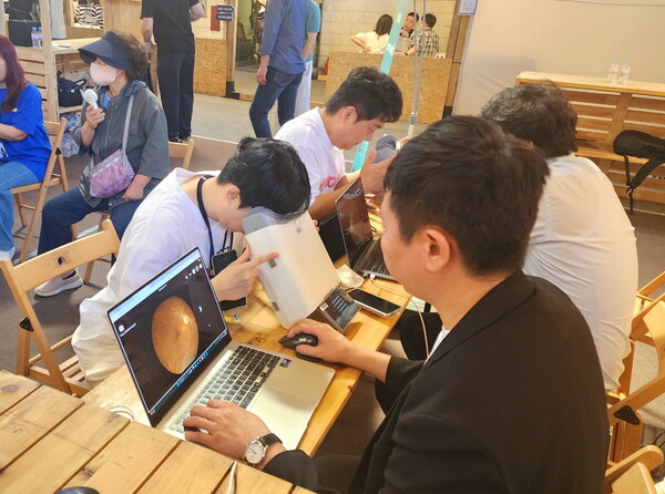 대웅제약 부스 방문객이 위스키와 옵티나를 활용해 안저 상태를 확인하고 있다. 사진/대웅제약