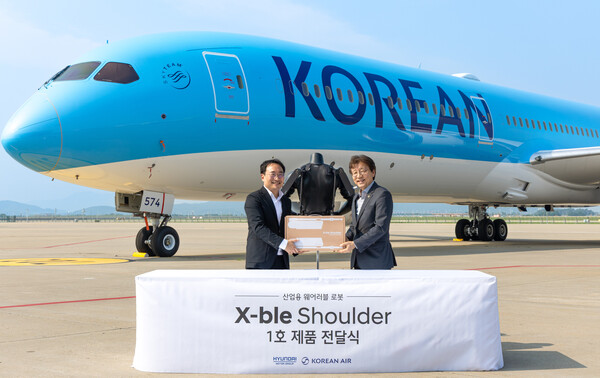 현대차∙기아 로보틱스랩 현동진 상무(왼쪽)와 대한항공 항공우주사업본부 정현보 상무(오른쪽) 가 엑스블 숄더 1호 전달식 후 기념사진을 촬영하는 모습. 사진/현대자동차그룹