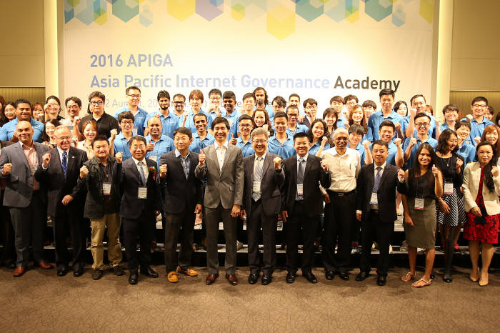 한국인터넷진흥원은 `제1회 아시아태평양 인터넷 거버넌스 아카데미(APIGA)`를 연세대학교에서 개최한다. 마커스 쿠머 UN 인터넷거버넌스포럼 초대 사무국장 (왼쪽 두번째), 손석준 미래부 네트워크진흥팀장(왼쪽 다섯번째), 지아롱 로우 ICANN 부사장(왼쪽 여섯번째) 조윤홍 KISA 인터넷산업정책본부장(왼쪽 일곱번째) 등 주요 인사와 교육생들이 기념사진을 촬영하고 있다.