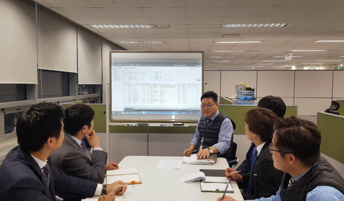 NH농협손해보험 임직원이 SAS 보험 사기방지 프레임워크를 활용한 분석 자료를 바탕으로 논의 하고 있다. SAS코리아 제공