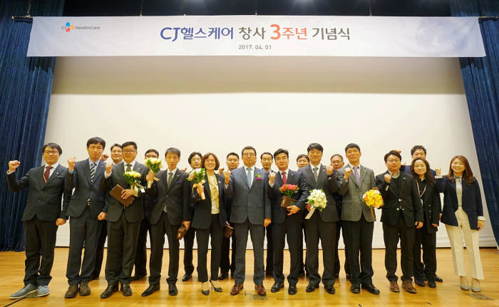 지난 달 31일 서울 중구 CJ인재원서 열린 CJ헬스케어 창사 3주년 기념식에서 강석희 대표와 장기근속표창을 수상한 임직원들이 기념사진을 찍고 있다.