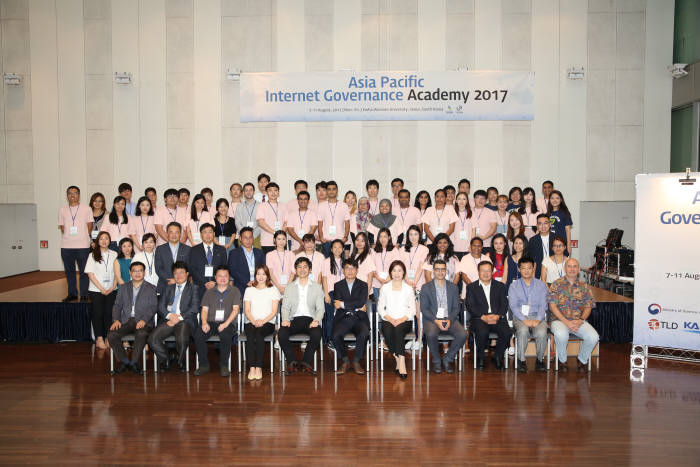 8월 7일부터 11일까지 5일간 이화여자대학교에서 진행되는 '제2회 아시아태평양 인터넷 거버넌스아카데미(APIGA)'에 참석한 참여자가 기념촬영했다.(자료:KISA)