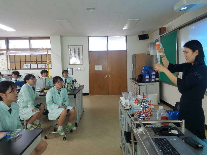 13일 충북 진천 한국바이오마이스터고를 방문한 한국 코닝 직원이 학생들에게 실험 기자재 용도와 사용법을 강의했다.