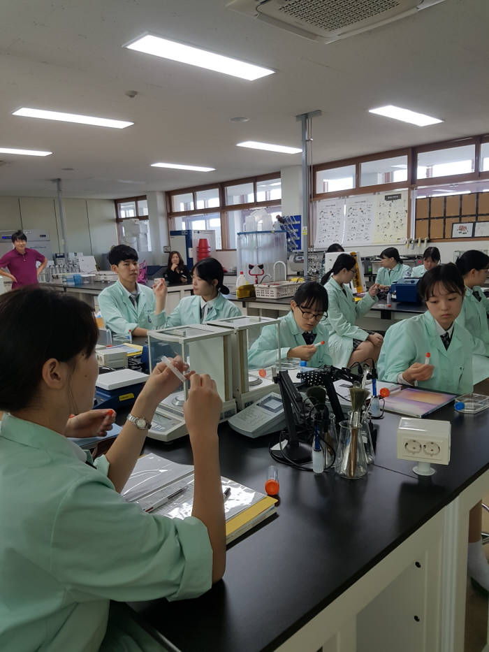 한국바이오마이스터고 학생들이 한국코닝이 제공한 실험 기자재를 실습했다.