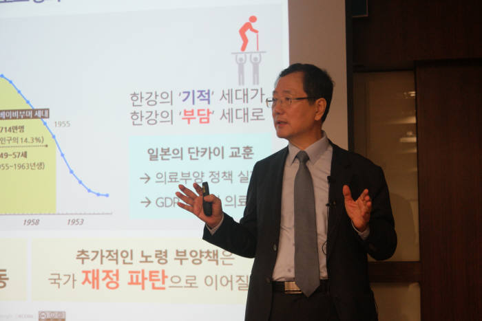 이민화 KCERN 이사장이 26일 디지털 헬스케어 국가전략 포럼에서 주제 발표하고 있다.
