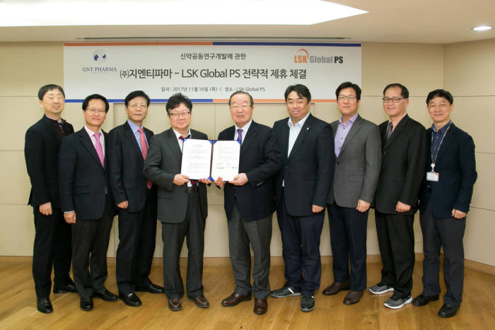 치매신약 개발을 위한 MOU 체결 후 지엔티파마, LSK글로벌PS 관계자가 기념 촬영했다.
