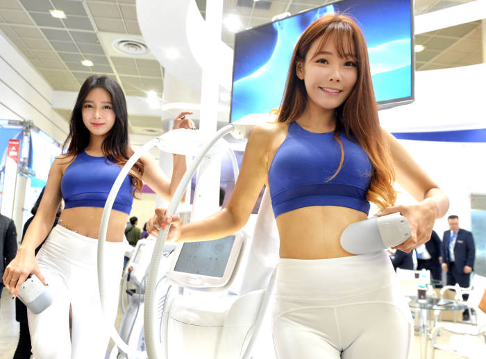 클래시스 부스에서 모델이 냉기로 지방을 분해하는 클라투알파를 소개하고 있다. 박지호기자 jihopress@etnews.com