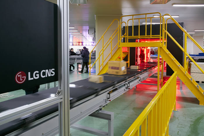 아워홈 물류센터가 LG CNS 스마트팩토리를 적용해 공장을 운영하는 모습. LG CNS 제공