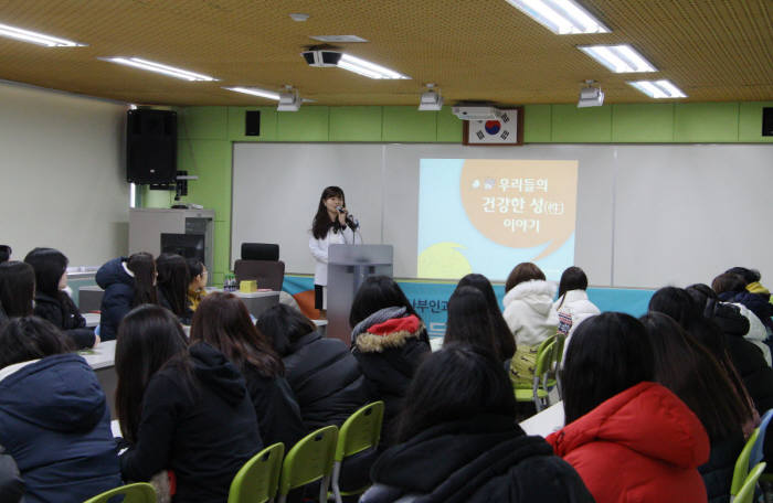 국제성모병원 관계자가 학생을 대상으로 건강강좌를 하고 있다.