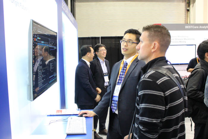 지난달 미국 라스베이거스에서 열린 'HIMSS USA 2018' 이지케어텍 부스에서 회사 관계자가 방문객에게 베스트케어 2.0B에 대해 설명하고 있다.
