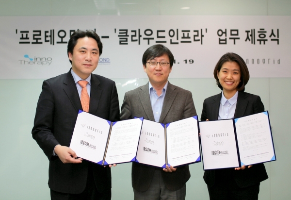 ▲ 성춘호 이노그리드 대표, 박형순 프로바이온 대표, 이문수 이노테라피 대표(왼쪽부터)가 클라우드 기반 프로테오믹스 사업 협력을 위한 업무제휴식 후 기념촬영을 하고 있다.