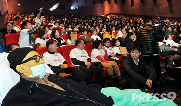 한 사람만 모르는 특별상영회에서 이성규 감독과 관객들 (사진=춘천영화제)