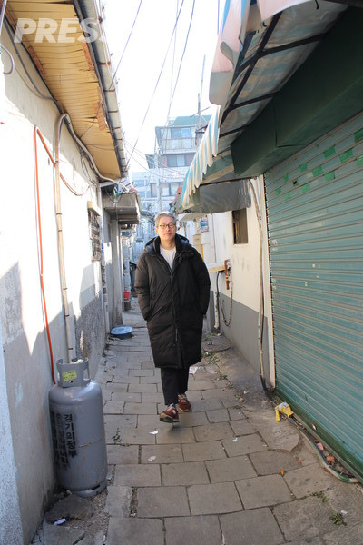 희망촌을 취재하는 김창수 감독 (사진=임준 기자)