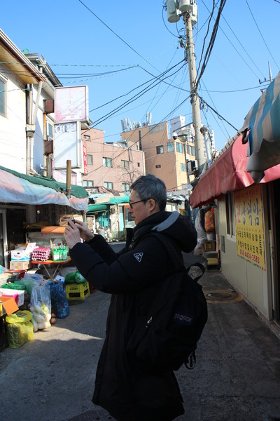 희망촌을 취재하는 김창수 감독 (사진=임준 기자)