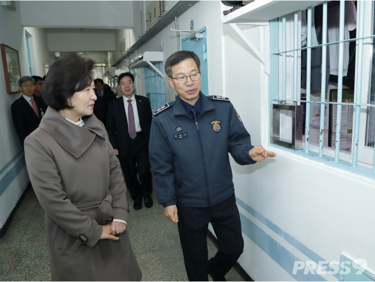 지난 1월 25일 추미애 법무부장관이 설명을 맞아 서울 소년원과 서울구치소를 방문했다.(사진=법무부)