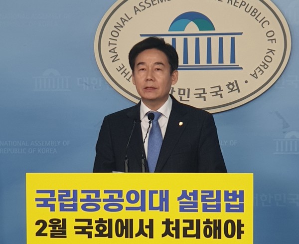 사진=이용호 무소속 의원이 2일 서울 여의도 국회 정론관에서 국립공공의대 설립법 촉구 기자회견을 하고 있다. / 뉴스1 제공