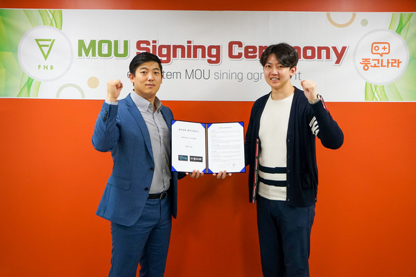사진=FNB캐시리플렛 최영철 이사(왼편)와 중고나라 손원규 기획실장 (오른편)