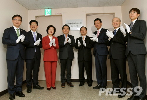 정세균 국무총리가 10일 세종로 정부서울청사에서 고위공직자 범죄수사처 설립준비단장 위촉장 수여 및 현판식을 진행했다.(사진=국무총리실)