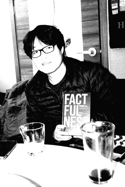 책 소개해주는 친구 영호 (사진=임준 기자)