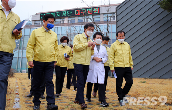 2월 26일근로복지공단 강순희 이사장이 국가감염병전담병원으로 지정된 대구병원을 방문해 병상 확보 등 준비상황을 점검하고 있다.(오른쪽에서 세 번째 강순희 이사장, 두 번째 김봉옥 대구병원장)(사진=근로복지공단)